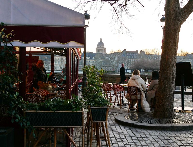 Île Saint-Louis; the Panthéon in the background.