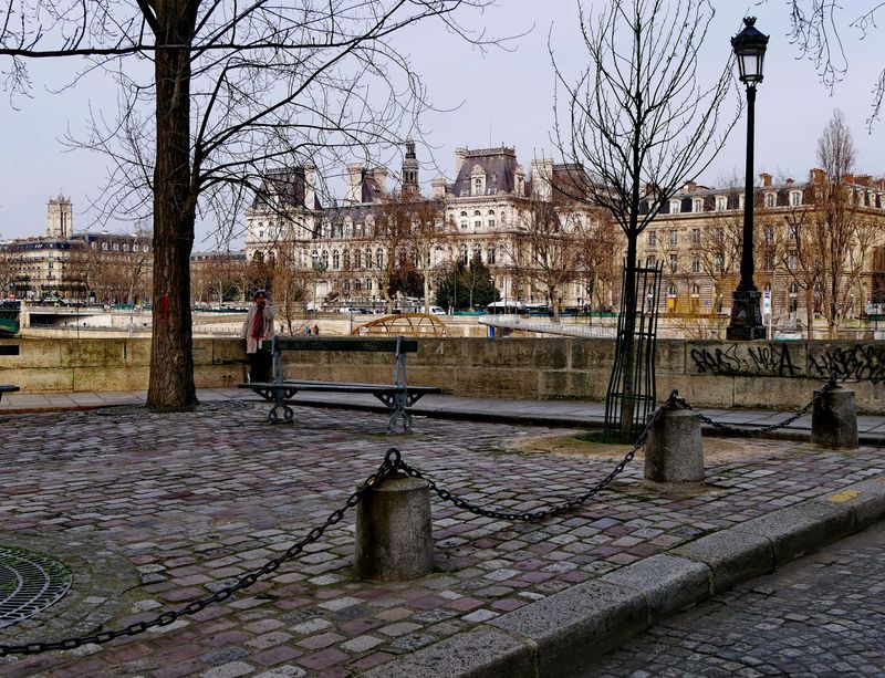 Île Saint-Louis; the Hôtel de Ville in the background.