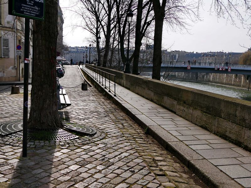 Île Saint-Louis; Quai de Bourbon.
