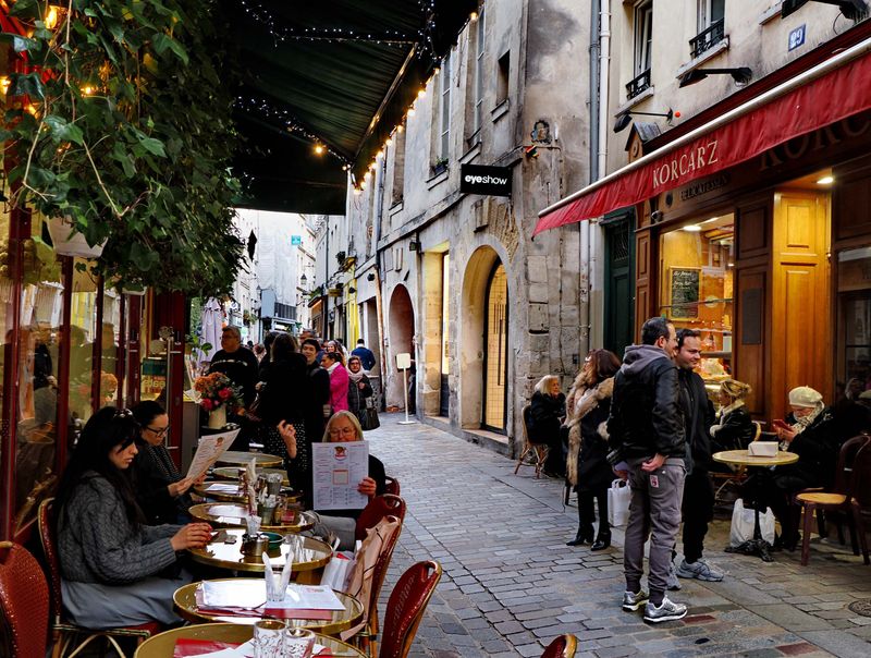 Le Marais; rue des Rosiers.