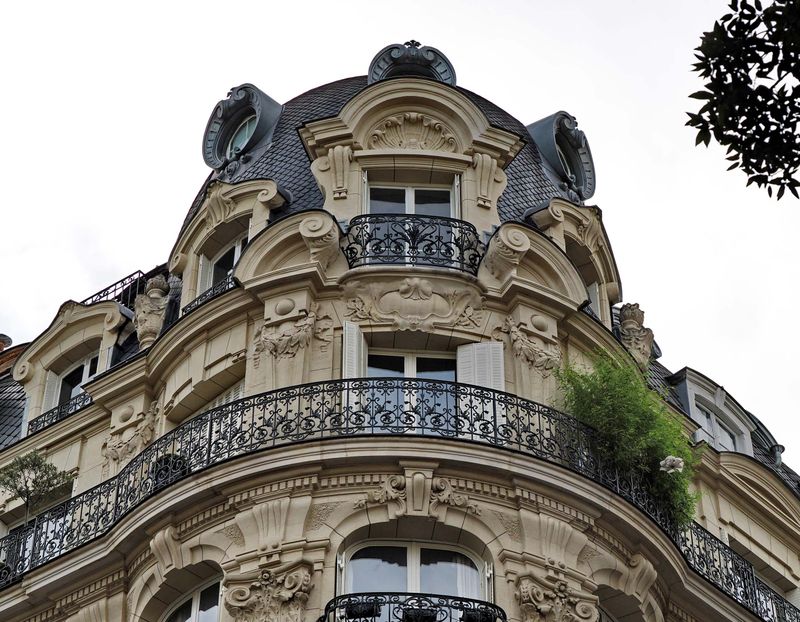The 3me arrondissement; typical buildings, very sophisticated details. 