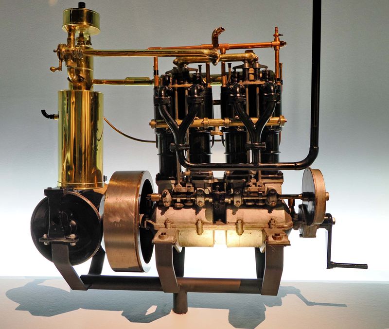 The four-cylinder engine (1890).