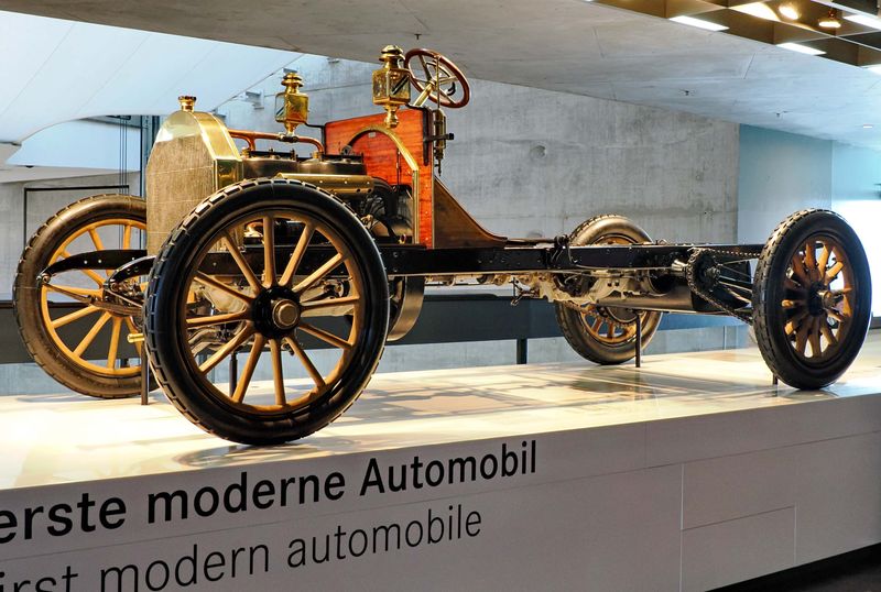 Mercedes-Benz Museum; the modern concept of cars.