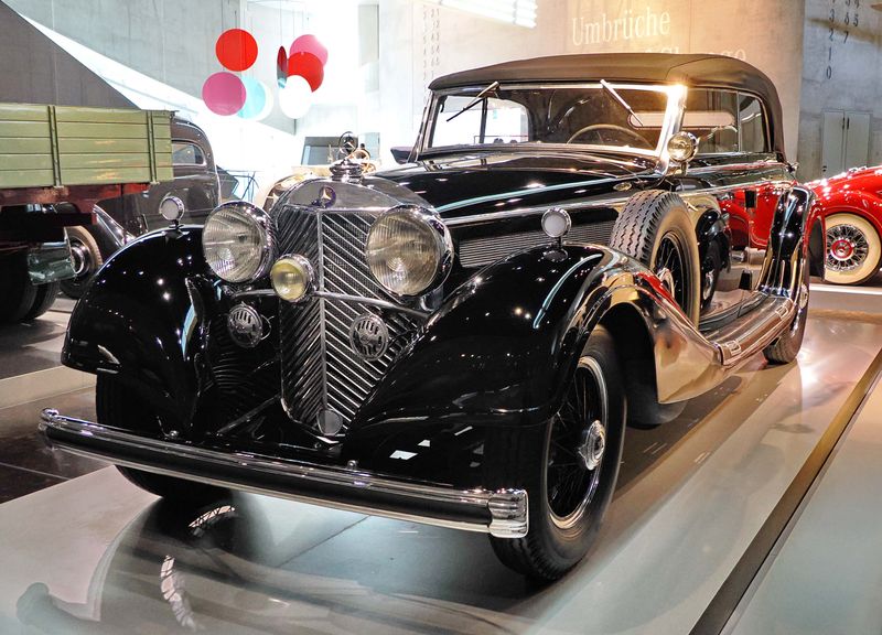The Grand Mercedes (1937), with a 7655 cm3 engine, was a favorite of industrials, kings and Nazi party members. 