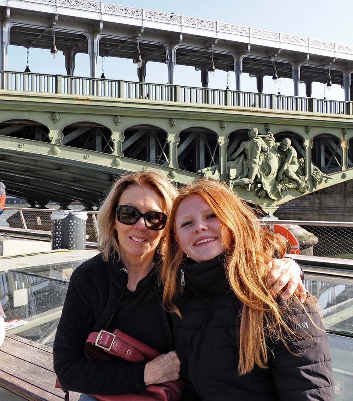 Françoise (left) and Gabriella; in the background the Pont Bir-Hakeim.