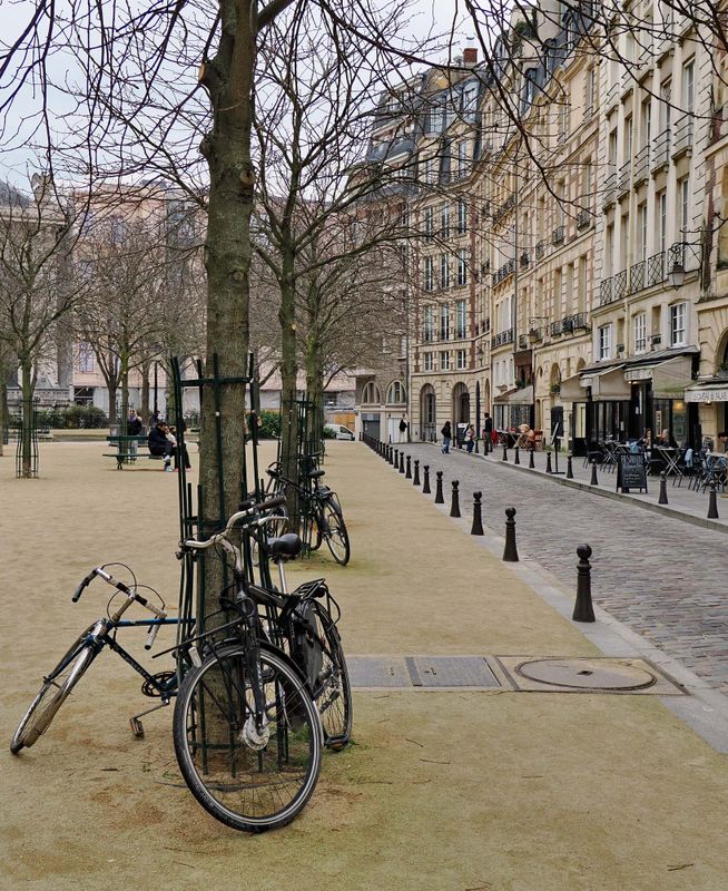 Place Dauphine at le de la Cit. 