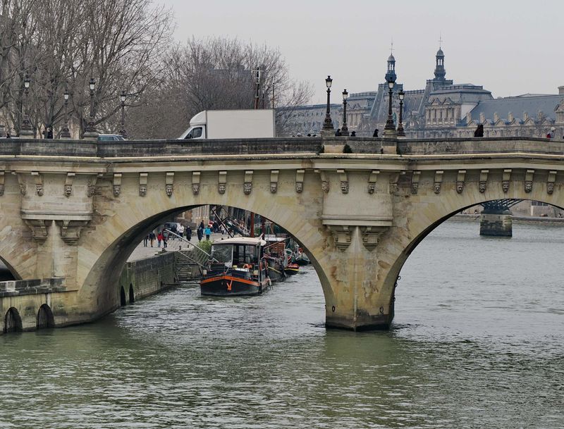 Le Pont-Neuf (the oldest bridge of Paris).