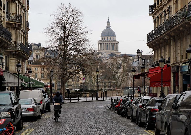 The Panthéon seen from Île Saint-Louis.