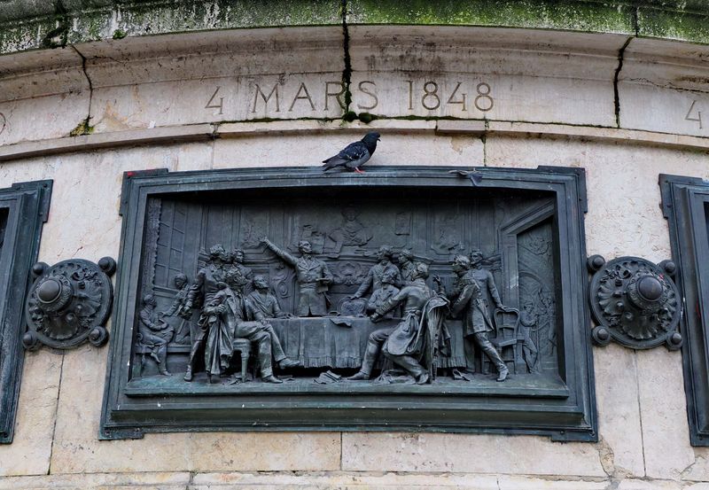 The statue de la République.