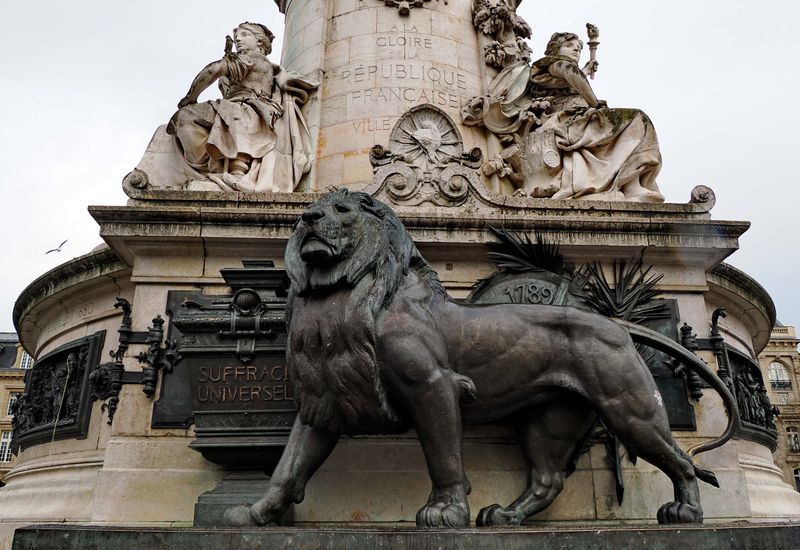 The statue de la République.
