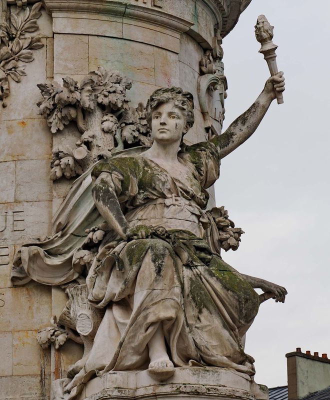 The statue de la République.