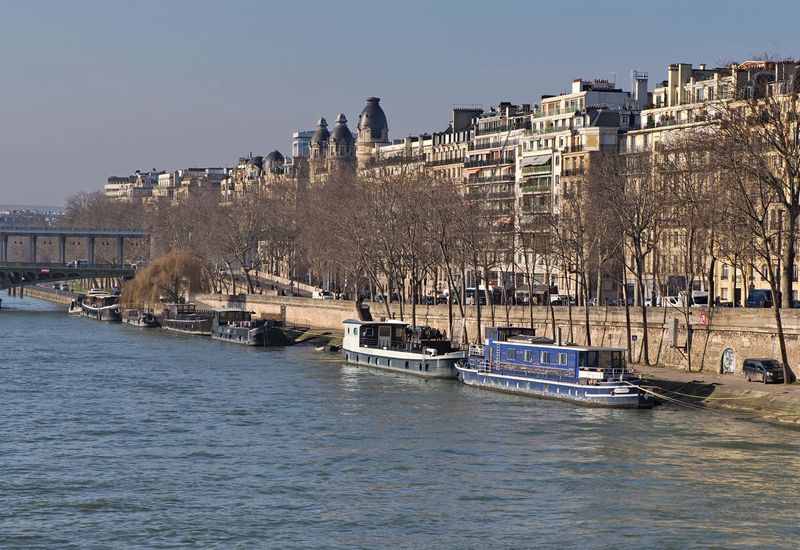 Bateau Mouche tour: the tour starts nearby. 