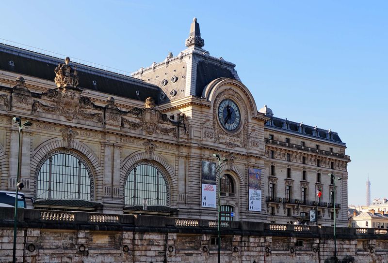 Bateau Mouche tour: the Muse d'Orsay.