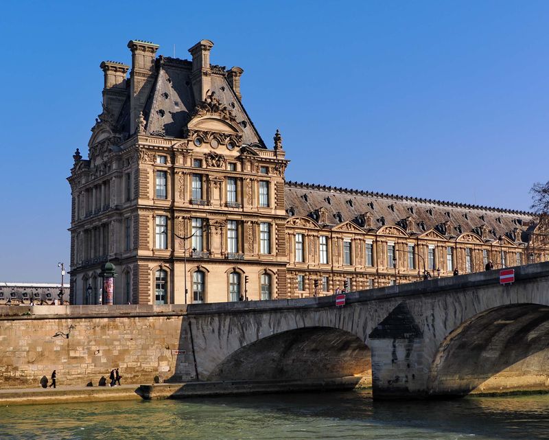 Bateau Mouche tour: the Louvre.