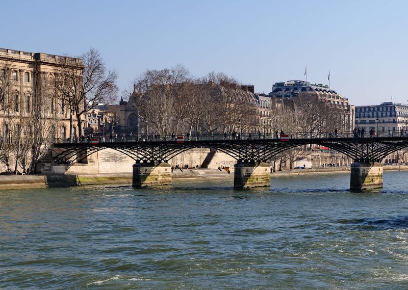 Bateau Mouche tour: Le Pont des Arts.