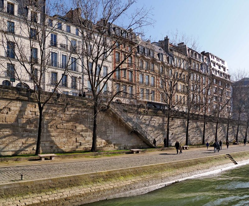 Bateau Mouche tour: Quai des Orfvres.
