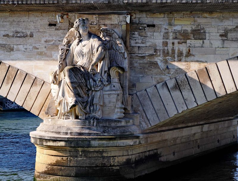 Bateau Mouche tour: statue Pont d'Alma.