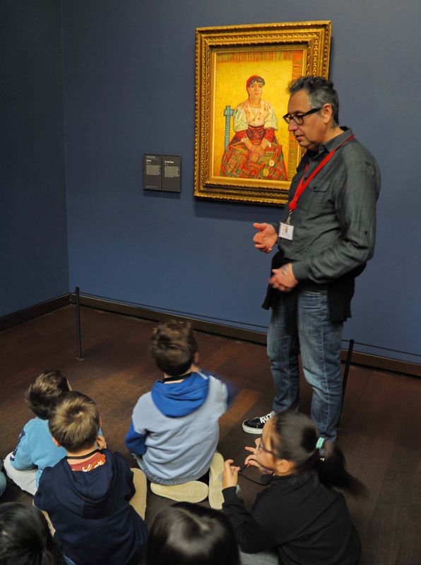 Musée d'Orsay: young people have cultural insights in the museum.