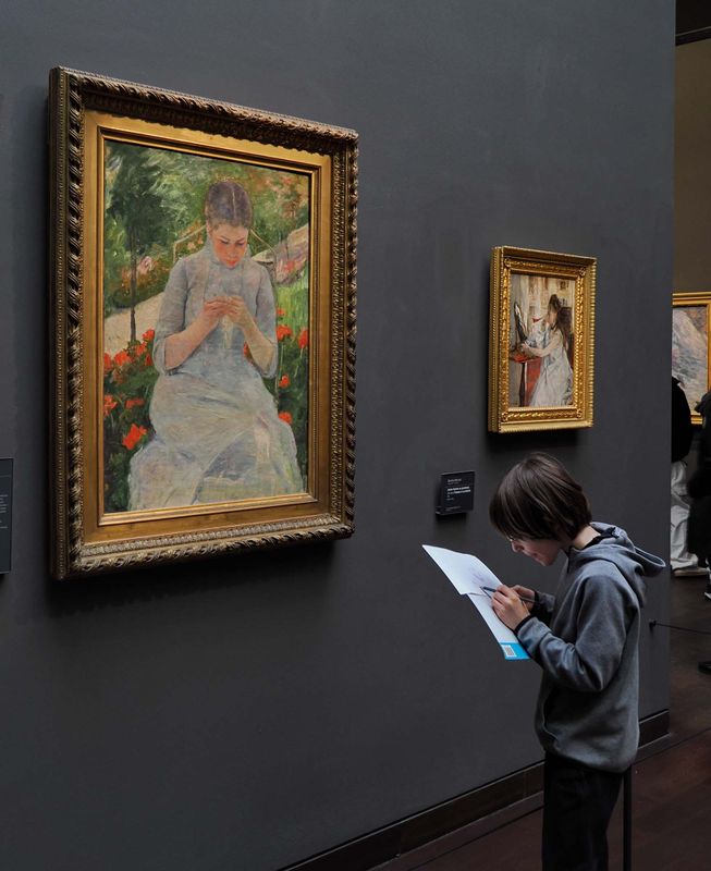 Musée d'Orsay: young people already interested on painting.