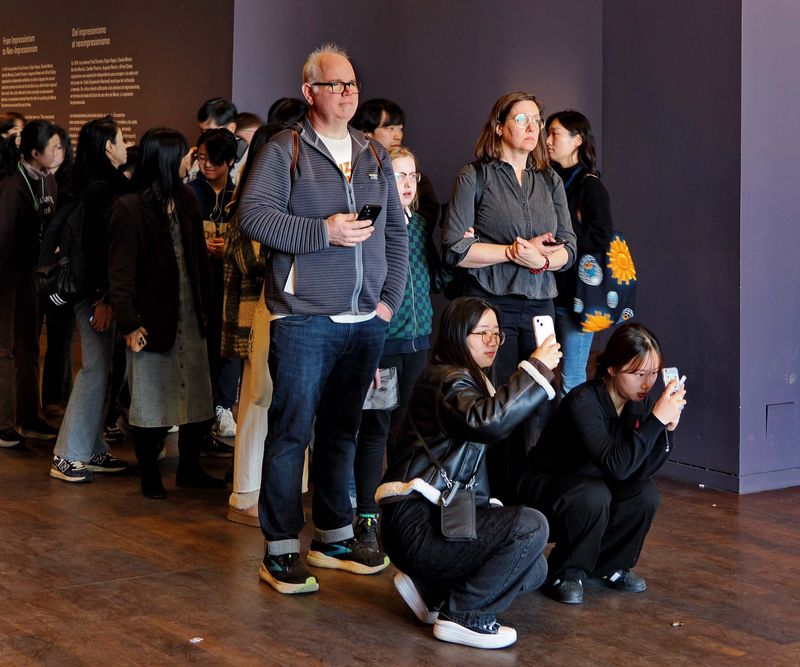 Musée d'Orsay: people waiting for a picture by the clock.