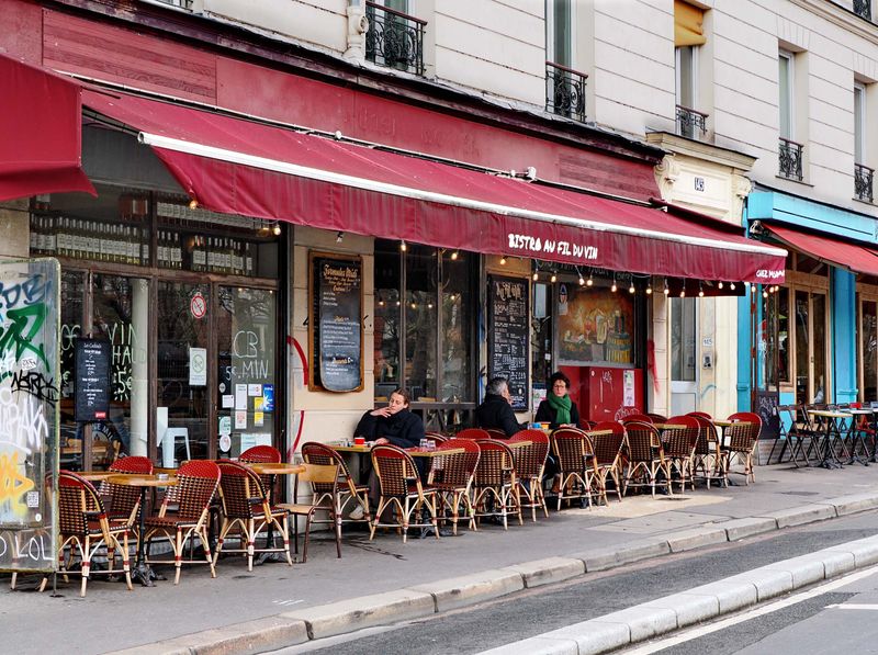 Canal Saint-Martin: the restaurant Au fil du vin, where we ate. 
