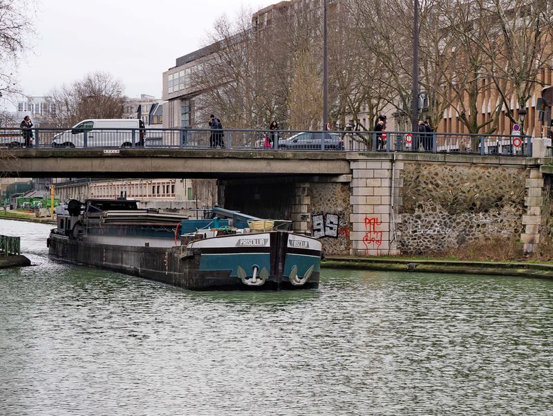 Canal Saint-Martin: the pniche Priscillia arrives to the locks (cluses)