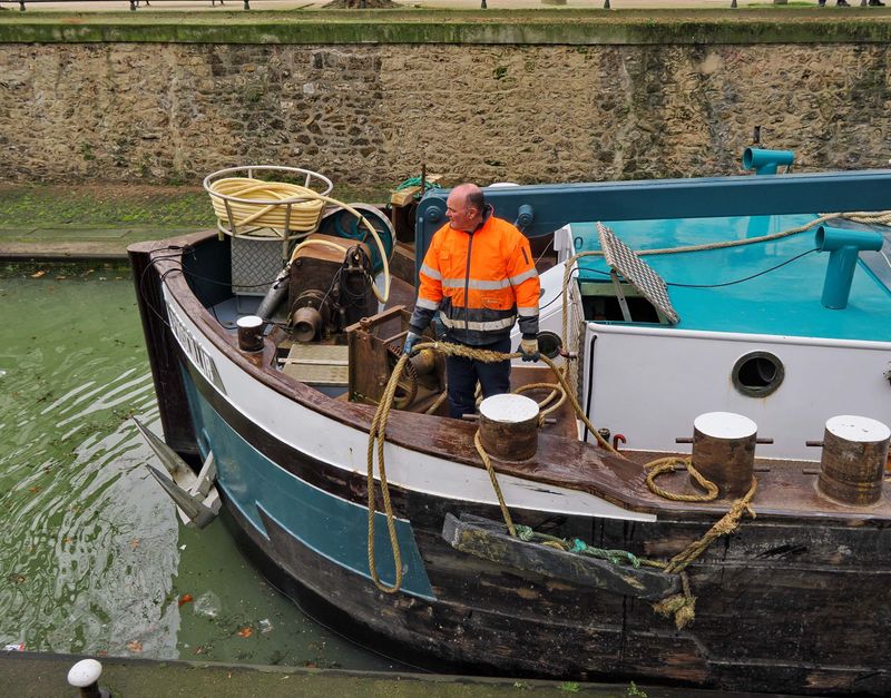 Canal Saint-Martin: the Priscillia and the sailor.