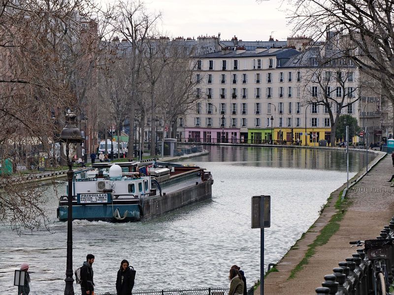 Canal Saint-Martin: the manouver is finished and Priscillia follows its path to the Seine river.