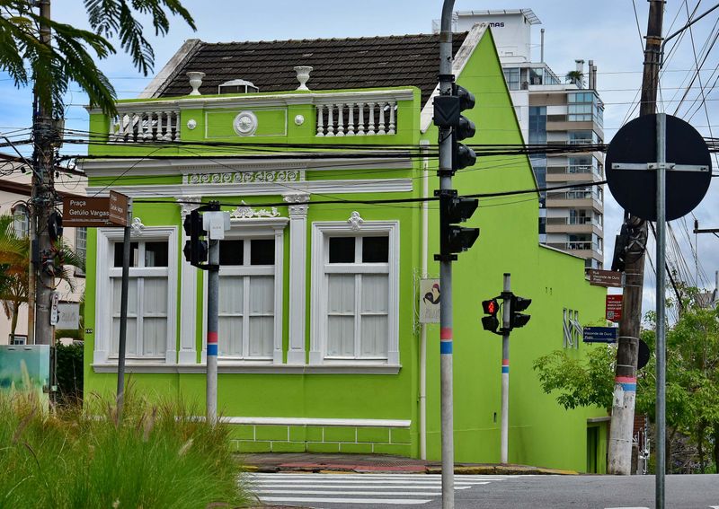 Next to the Praa Getlio Vargas.