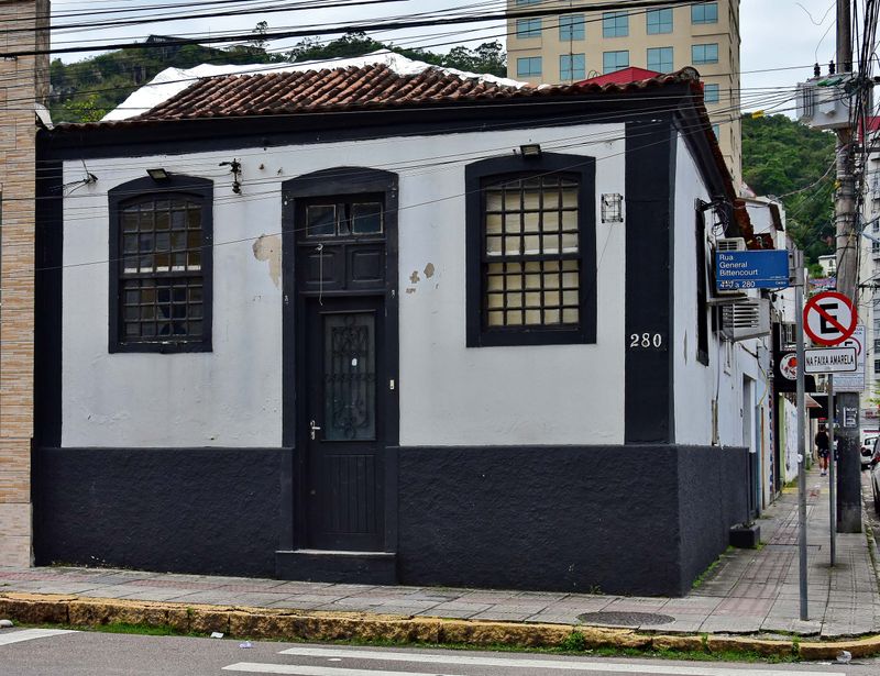 Rua Anita Garibaldi corner with General Bittencourt. 