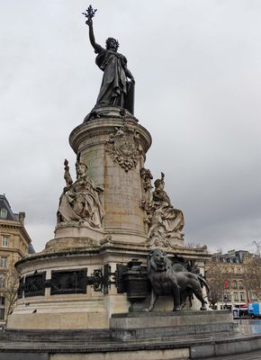 The statue de la Rpublique. 