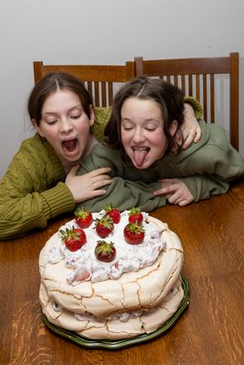 That pavlova looks good!