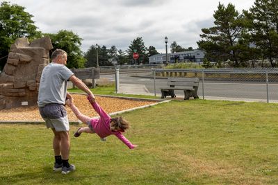 Amalie flies like superman