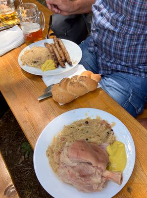 Schweinshaxen und Kraut