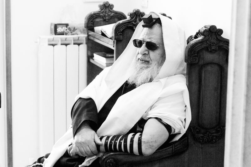 הרב עובדיה בתפילה