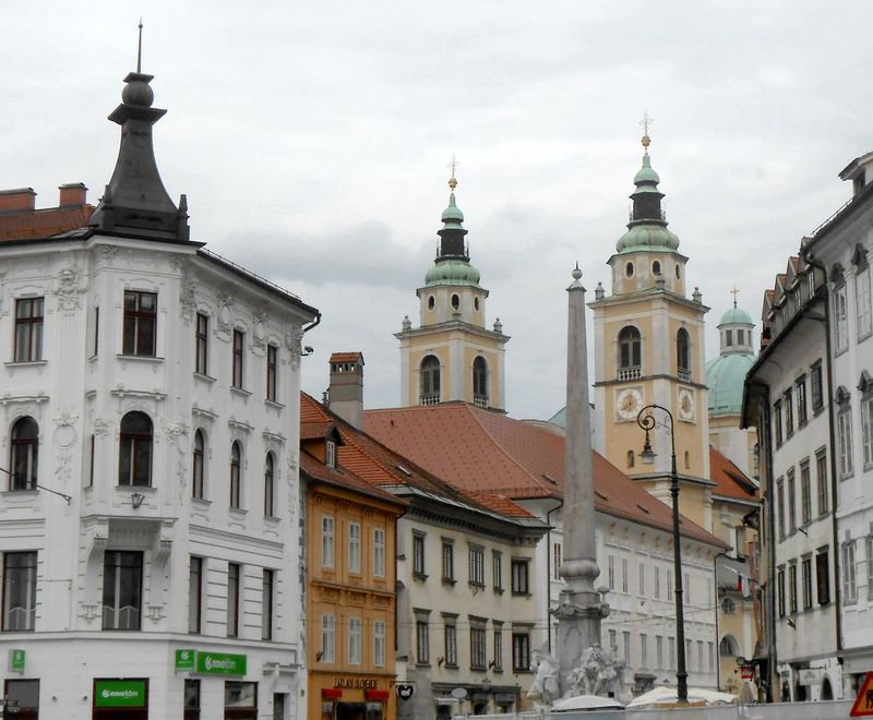 Robba Fountain and St Nicholas Cathedral