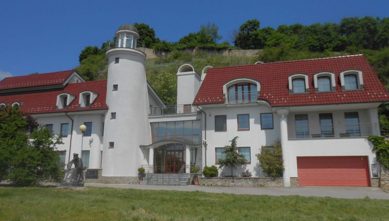 Houses by docking pontoon _Devin Castle
