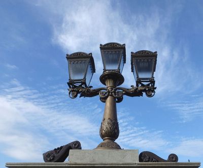  Chain Bridge street lamps