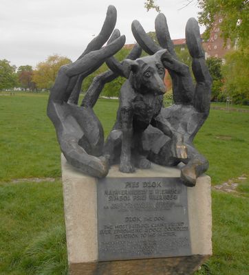 Vistula Boulevard_Dog in hands