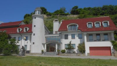 Houses by docking pontoon _Devin Castle