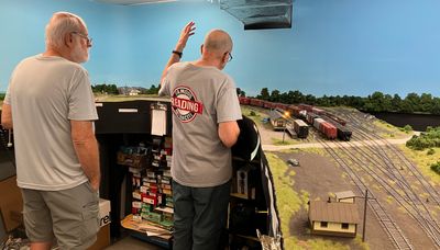 Todd_Herman_HO-scale_layout-4.jpg
