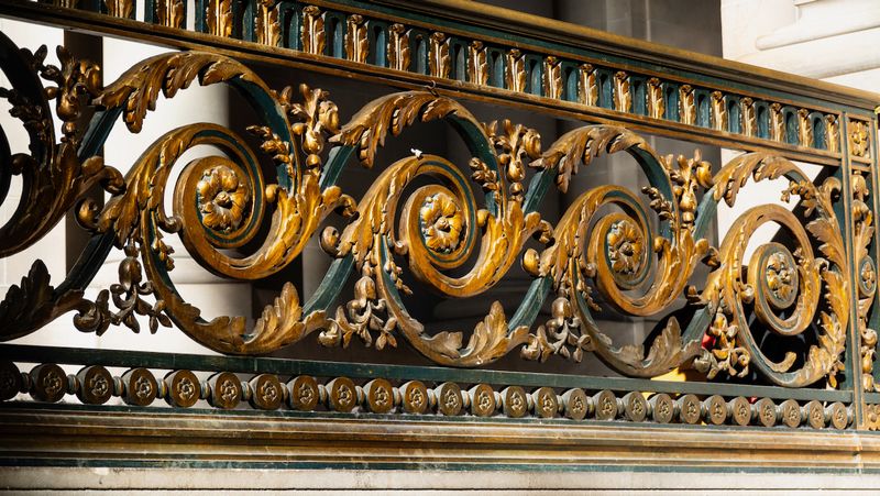 Banister with Dahlias Design