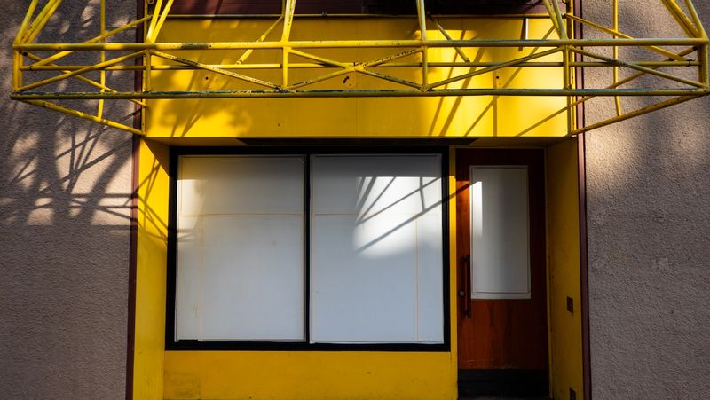 Shuttered Store on Sutter Street