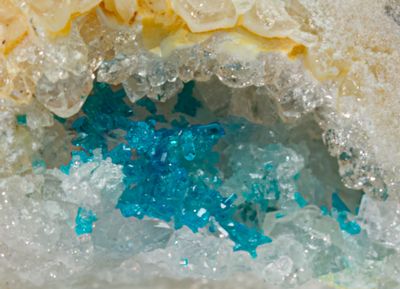 Caledonite gemmy crystals on quartz druse, Red Gill