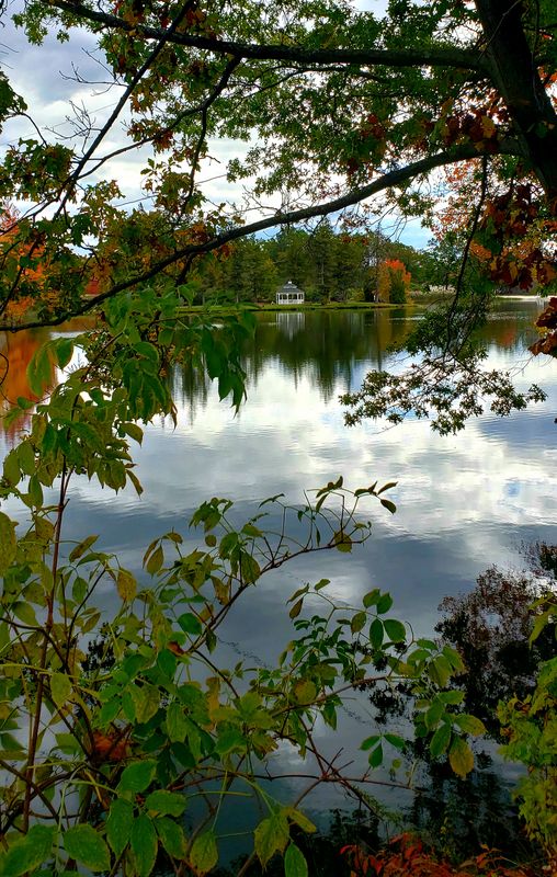 Walking around Horseshoe Lake in Fall