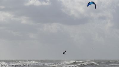 Kiteboarding XVI: flying again II