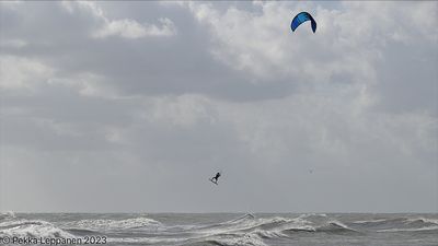 Kiteboarding XVII: hanging in there