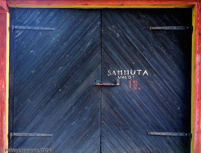 The door with a message (sammuta valot = turn off the lights)