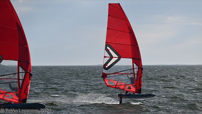 Foil windsurfing