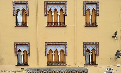 Cordoba / windows at Plaza del Triumfo
